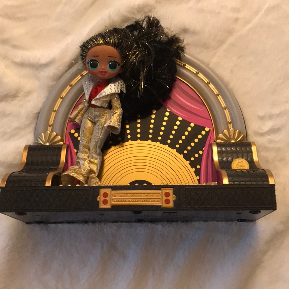 I am selling a Lol doll with a small stage🥳